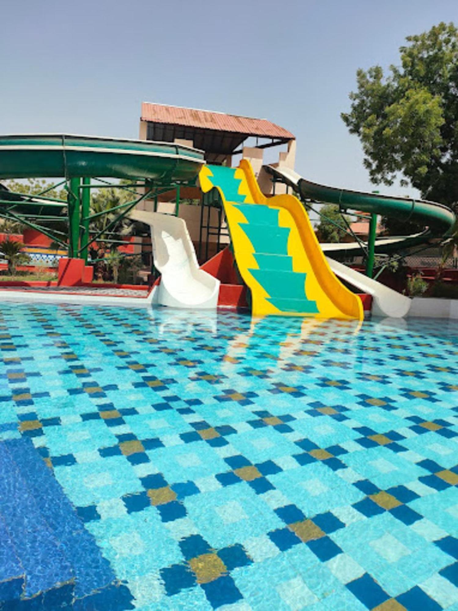 Holiday Resort & Spa A Unit Of S Poddar Group Gāndhīdhām エクステリア 写真