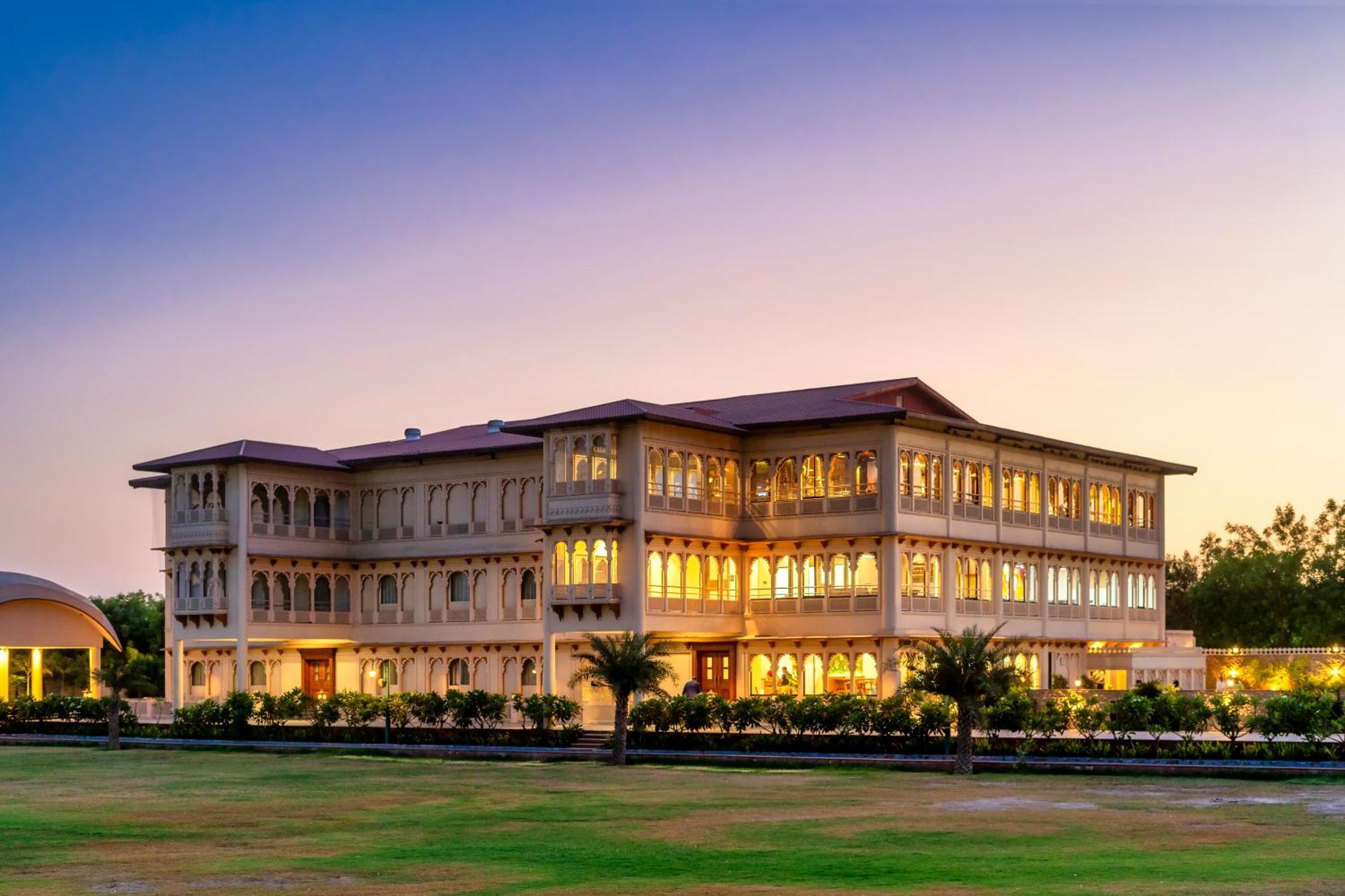 Holiday Resort & Spa A Unit Of S Poddar Group Gāndhīdhām エクステリア 写真