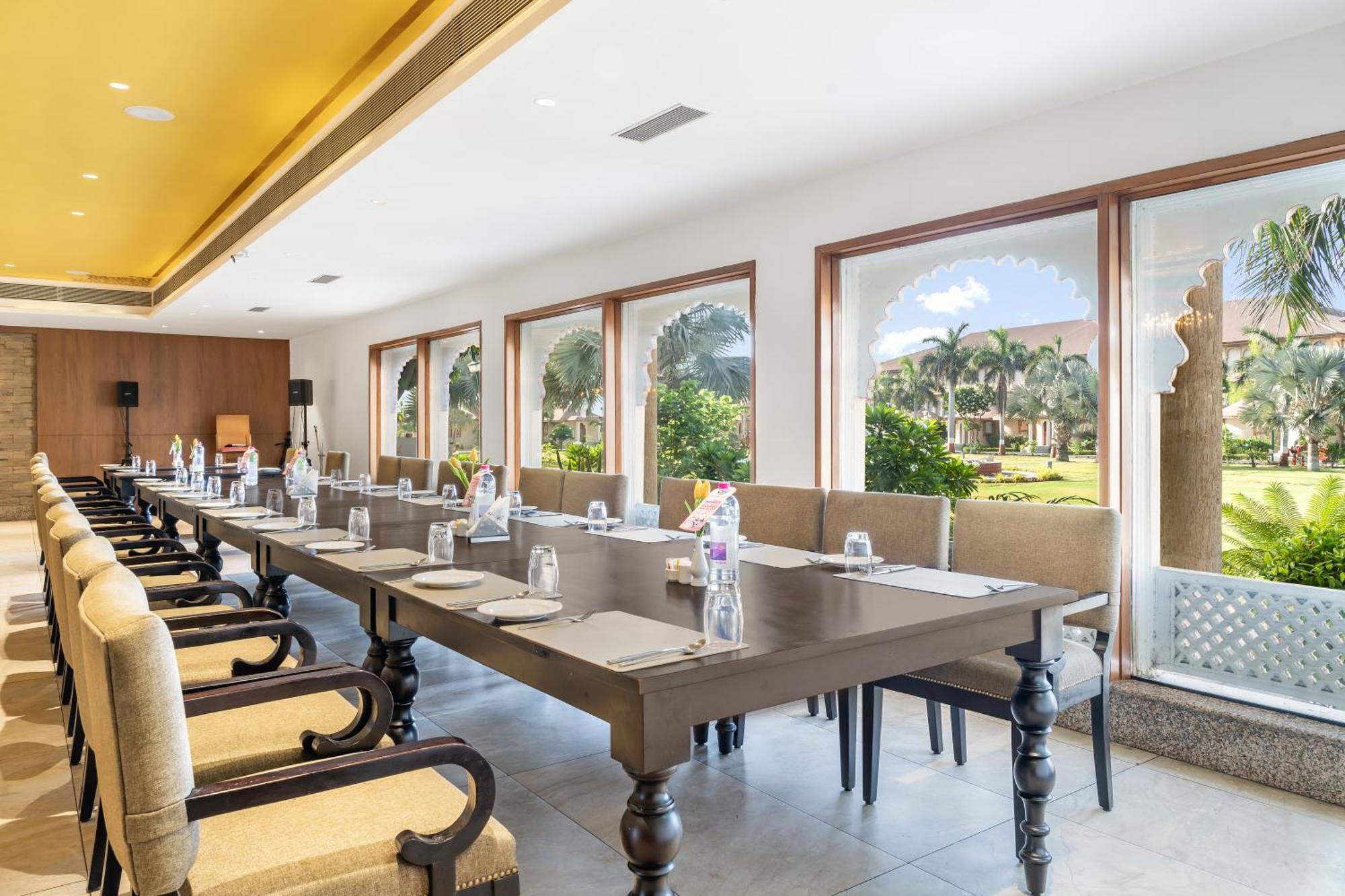 Holiday Resort & Spa A Unit Of S Poddar Group Gāndhīdhām エクステリア 写真