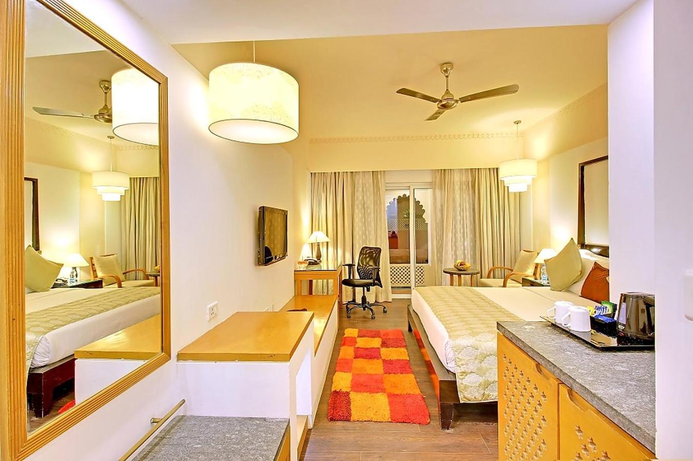 Holiday Resort & Spa A Unit Of S Poddar Group Gāndhīdhām エクステリア 写真