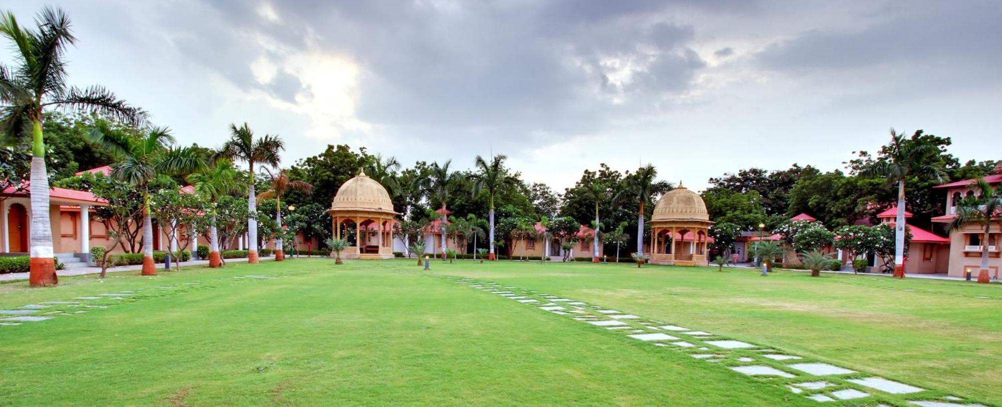 Holiday Resort & Spa A Unit Of S Poddar Group Gāndhīdhām エクステリア 写真